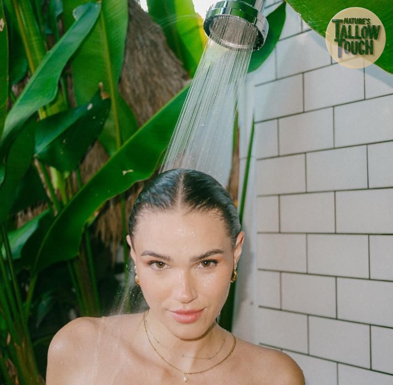 Nature's Essence Hair Repair Mask: Eine vollkommen natürliche Behandlung zur tiefenwirksamen
•Pflegen •Reparieren •Beleben geschädigtes Haar
• Tiefe Feuchtigkeitsversorgung • Beruhigt und entspannt die Kopfhaut
• Weichheit und Glanz• Frizz-Kontrolle
